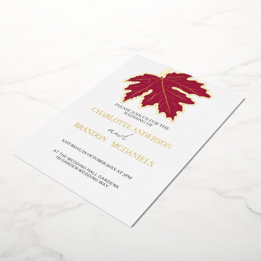 Red Autumn Maple Leaf Wedding Gold Folie Uitnodiging (Gedraaid)