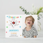 Red Ball Bowling Birthday-uitnodigingen met foto Kaart (Staand voorkant)
