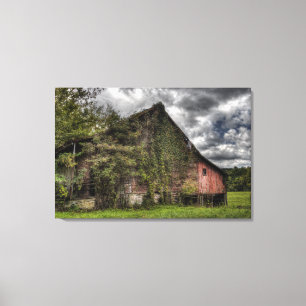 Red Barn Heavy Clouds, oude rode wijnbedekking op  Canvas Afdruk