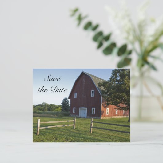 Red Barn met hek country Weddenschap Save the Date Aankondigingskaart (Staand voorkant)