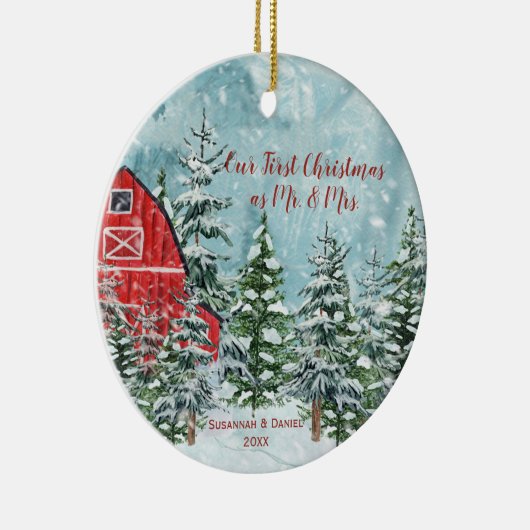 Red Barn Pine Trees sneeuwt onze eerste kerstfoto Keramisch Ornament (Rechts)
