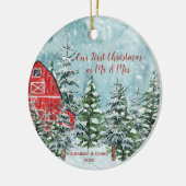 Red Barn Pine Trees sneeuwt onze eerste kerstfoto Keramisch Ornament (Links)