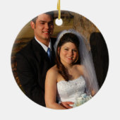 Red Barn Pine Trees sneeuwt onze eerste kerstfoto Keramisch Ornament (Achterkant)