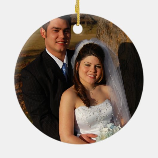 Red Barn Pine Trees sneeuwt onze eerste kerstfoto Keramisch Ornament (Achterkant)