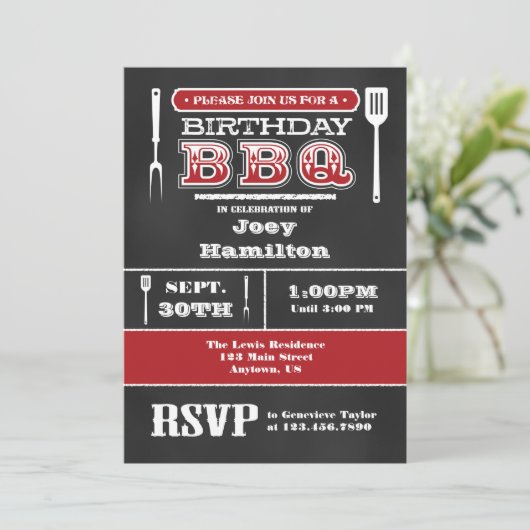 Red BBQ Birthday Chalkboard Invitation Kaart (Staand voorkant)