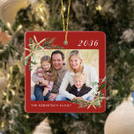 Red Beach Starfish familie met kerstfeest Keramisch Ornament<br><div class="desc">Dit strand inspireerde kerstversiering met feestelijke rode achtergrond en witte tekst maakt een geweldige jaarlijkse feestvreugde, die gemakkelijk kan worden aangepast voor een uniek cadeau met de foto- en tekstsjablonen. De waterverf van de feestdag beslaat heilig, pijnlijk en zeester in twee hoeken lijst de foto aan beide zijden. Neem contact...</div>