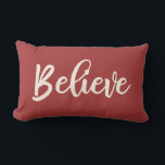 Red Believe Script Kerstkussen Kussen<br><div class="desc">Geloof handschrift | Vakantie Sierkussen in rood en crème. Moderne boerderij typografie ontwerp door Blackberry Boulevard "Believe" geschreven in een creme gekleurd script lettertype op een effen rode kleur achtergrond. Coördineren met het collectie van de kustkerstmis. Andere kleuren beschikbaar in de winkel. Perfect accentkussen voor uw vakantiehuisinrichting.</div>