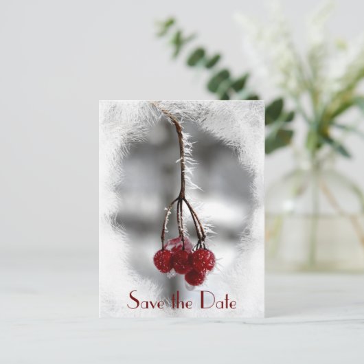 Red Berries en Frost Winter Wedding Save the Date Aankondigingskaart (Staand voorkant)