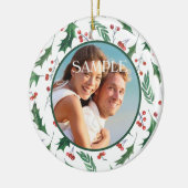 Red Berry Holly Foto Sjabloon Onze eerste kerstker Keramisch Ornament (Links)