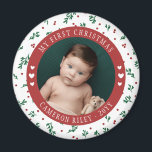 Red Berry Pattern Baby's Eerste Kerstmis Magneet<br><div class="desc">baby's eerste kerstfotomagneet met een ronde foto van je baby met gebogen tekst en een  rood bessen- en groenpatroon en schattige harten. Geef je koelkast een feestelijk tintje met de eerste kerstmagneet van deze baby gepersonaliseerd met naam en foto van je bundel van vreugde!</div>