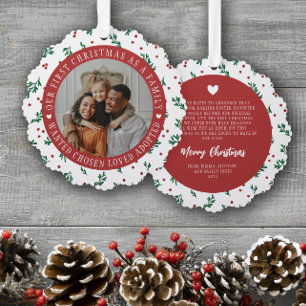 Red Berry Pattern Eerste Kerstmis Geadopteerde Fam Ornament Kaart