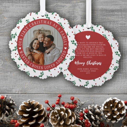 Red Berry Pattern Eerste Kerstmis Geadopteerde Fam Ornament Kaart