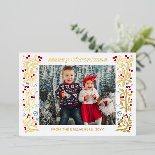 Red Berry Twig Snowflakes Frame Merry Christmas Folie Feestdagenkaart (Staand Voorkant)