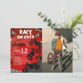 Red Bike Verjaardag Foto uitnodiging (Staand voorkant)