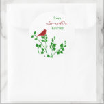 Red Bird Christmas Custom Bakken Stickers<br><div class="desc">Deze schattige en moderne stickers hebben een rode vogel op een groene tak en de naam van uw keuze. Perfect om te hechten aan kerstgebakken goederen en andere kerstcadeaus. Maakt een geweldig cadeau voor degenen die graag bakken en conserven maken,  enz.</div>