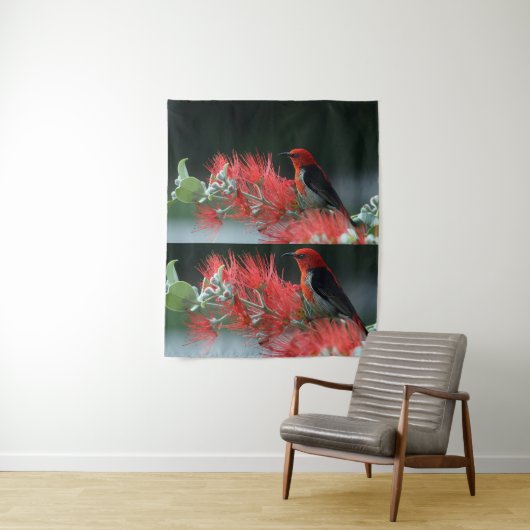 Red Bird op Green Branch Wall Art - Opvallend Wandkleed (In situ)