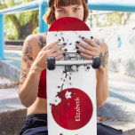 Red Black and White Cherry Blossom Rising Sun Name Persoonlijk Skateboard<br><div class="desc">Witte en zwarte kersenbloesem tak voor een rode rijzende zon. Pas dit klassieke Japanse ontwerp aan met jouw naam of tekst.</div>