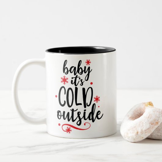 Red Black Baby Het is koud buiten Kerstmis Tweekleurige Koffiemok (Met donut)