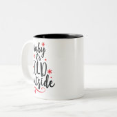 Red Black Baby Het is koud buiten Kerstmis Tweekleurige Koffiemok (Voorkant links)