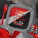 Red | Black Go Kart Racing Verjaardag Papieren Bordje<br><div class="desc">Race verder om een verjaardag te vieren met een go kart-thema. Dit verjaardagsfeestontwerp heeft een rode en zwarte go kart met een rode helmaandrijving en vlammen die uit de achterkant van de go kart schieten. De woorden "Ready, Set, Go!" worden ook in een vlamgetint verloop gebruikt. Een paar geruite vlaggen...</div>
