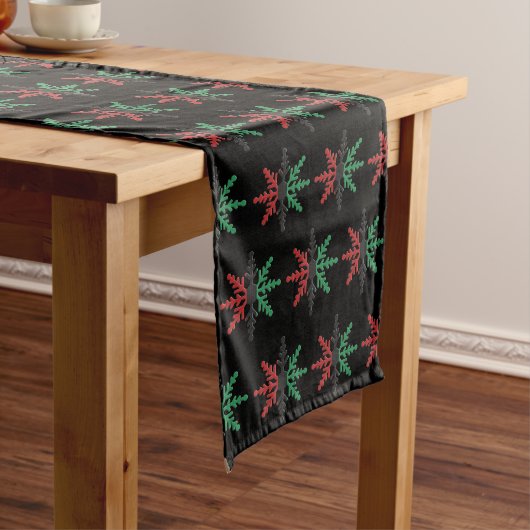 Red Black Green Snowflakes Pattern Kwanzaa Lange Tafelloper (Voorbeeld)