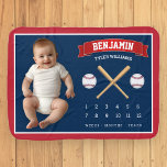 Red Blue Baseball Bats Balls Maandelijkse Mijlpaal Inbakerdoek<br><div class="desc">Volg de groei van je baby met deze schattige gepersonaliseerde mijlpaal deken. Neem afbeeldingen van uw baby met deze schattige achtergronddeken en volg de mijlpalen van uw baby van het eerste jaar. Pas het aan met de naam van je baby om je eigen unieke babydeken te maken. Ideaal geschenk voor...</div>