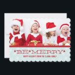 RED BLUE, BE MERRY | HOLIDAY PHOTO CARD FEESTDAGENKAART<br><div class="desc">RODE, BLAUW EN WITTE, VEEL HOLIGE FOTOKAART. ELKE CLARKE© VOOR MONOGRAM GALLERY. Stuur je kerstcadeautjes naar je vrienden en familie met deze leuke, hedendaagse feestkaart met foto. "BE MERRY". Het lichtblauwe achtergrondpatroon van sneeuwvlokken voegt een tikje wit toe aan uw persoonlijke rode en blauwe kerstkaart. Voeg uw eigen foto, groetbericht...</div>