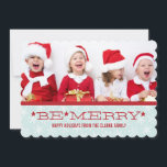 RED BLUE, BE MERRY | HOLIDAY PHOTO CARD FEESTDAGENKAART<br><div class="desc">RODE, BLAUW EN WITTE, VEEL HOLIGE FOTOKAART. ELKE CLARKE© VOOR MONOGRAM GALLERY. Stuur je kerstcadeautjes naar je vrienden en familie met deze leuke, hedendaagse feestkaart met foto. "BE MERRY". Het lichtblauwe achtergrondpatroon van sneeuwvlokken voegt een tikje wit toe aan uw persoonlijke rode en blauwe kerstkaart. Voeg uw eigen foto, groetbericht...</div>