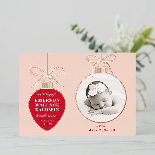 Red Blush Ornament Baby Aankondiging Holiday Kaart (Staand Voorkant)