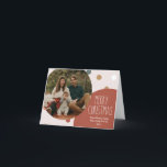 Red Boho Polka Dot Kerstmis, één foto afgevouwen Feestdagen Kaart<br><div class="desc">Deze rode boho polka stip kerstgevouwen enkele fotovakantiekaart is perfect voor je moderne boze boerderijvriendelijke feestelijke groet. Het klassieke rustige, maar delicate, handgetekende lettertype geeft het een oorvolle blik, terwijl het schattig en eenvoudig blijft. De polka stippen komen in de aardtoon van rood, sage groen, wazige roze, terracotta, roest, en...</div>