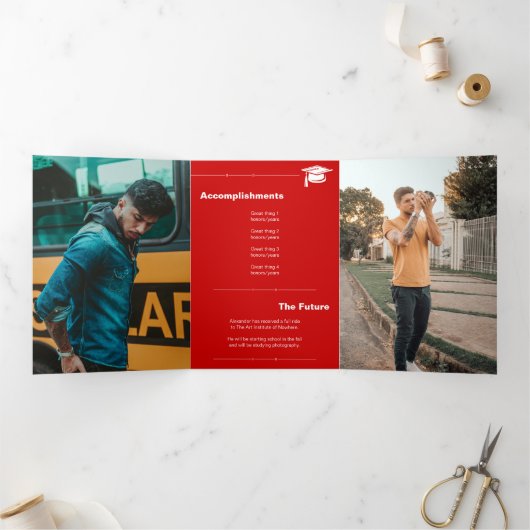 Red Bold AFSTUDEREN Letters en Pet Afstuderen Drieluik Aankondiging (Binnen)