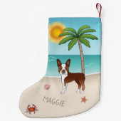 Red Boston Terrier bij een tropisch zomerstrand Kleine Kerstsok (Achterkant)