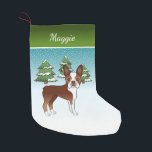 Red Boston Terrier in a Winter Forest & Name Kleine Kerstsok<br><div class="desc">Destei's originele cartoon illustratie van een schattige rode en witte kleur van het Boston Terrier-ras. De hond wordt in een winterscène geplaatst met drie groene veer en vallende sneeuw. De achtergrond is een blauw tot witte gradiënt die het ontwerp geeft dat de koude winterdag eruit ziet. Er is ook een...</div>