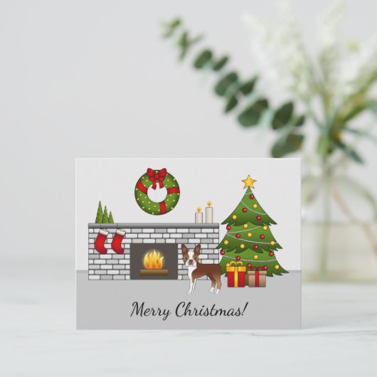 Red Boston Terrier in een feestelijke kerstzaal Briefkaart (Staand voorkant)