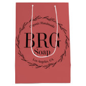 Red Botanical Wreath Monogram Retail Store Medium Cadeauzakje (Achterkant)