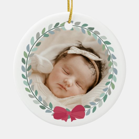 Red Bow-Adorned Krans Baby's Eerste Kerstmis Keramisch Ornament (Voorkant)