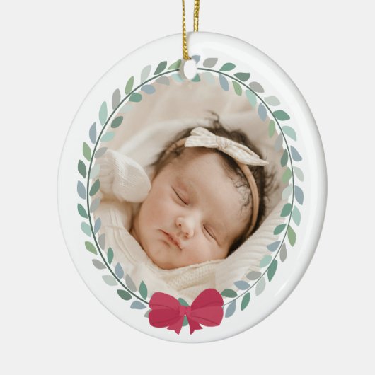Red Bow-Adorned Krans Baby's Eerste Kerstmis Keramisch Ornament (Links)