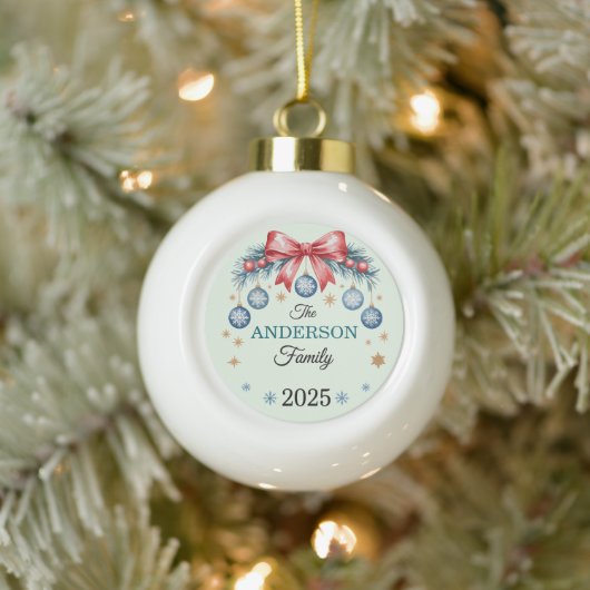 Red Bow Blue Ornaments Family Name 2025 Christmas Keramische Bal Ornament (Boom)