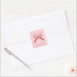 Red Bow Coquette Squiggly Grenst aan Kerstmis Vierkante Sticker<br><div class="desc">Dit ontwerp is voorzien van moderne Kerst stickers met een zacht roze achtergrond en een dieprode handgetekende strik. De elegante geschulpte randen en het ovale foto-lijst maken het de perfecte keuze om uw favoriete familiefoto te laten zien. Personaliseer met de naam en de foto van uw familie.</div>