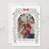 Red Bow Greenery Arch Wij geloven Kerstfoto Feestdagenkaart (Voorkant)