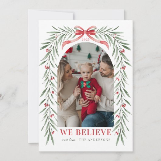 Red Bow Greenery Arch Wij geloven Kerstfoto Feestdagenkaart (Voorkant)