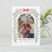 Red Bow Greenery Arch Wij geloven Kerstfoto Feestdagenkaart (Staand voorkant)