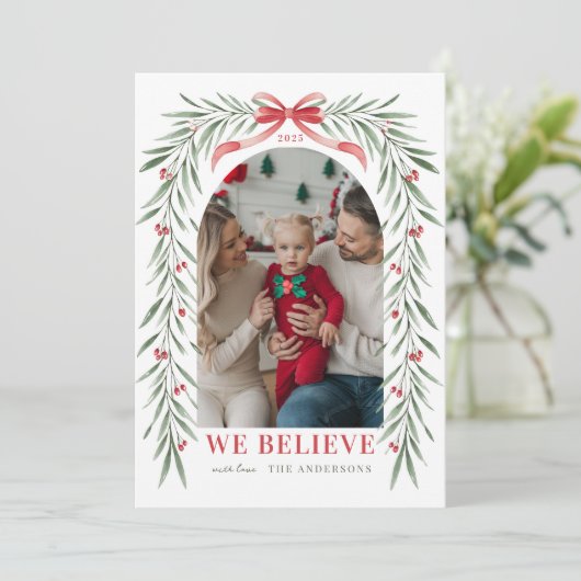 Red Bow Greenery Arch Wij geloven Kerstfoto Feestdagenkaart (Staand voorkant)
