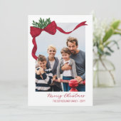 Red Bow & Greenery Jaar in de Review Vrolijk Kerst Feestdagenkaart (Staand voorkant)