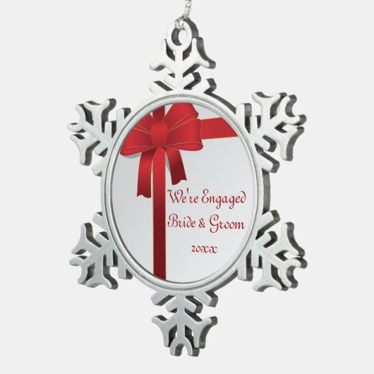 Red Bows Winter Verloving Tin Sneeuwvlok Ornament (Rechts)