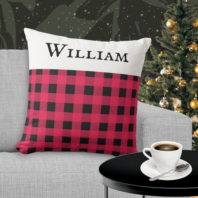 Red Buffalo Check Gepersonaliseerde Kerst Kussen (A personalized cushion, with red and black buffalo plaid design. Ideal gift for the festive season)