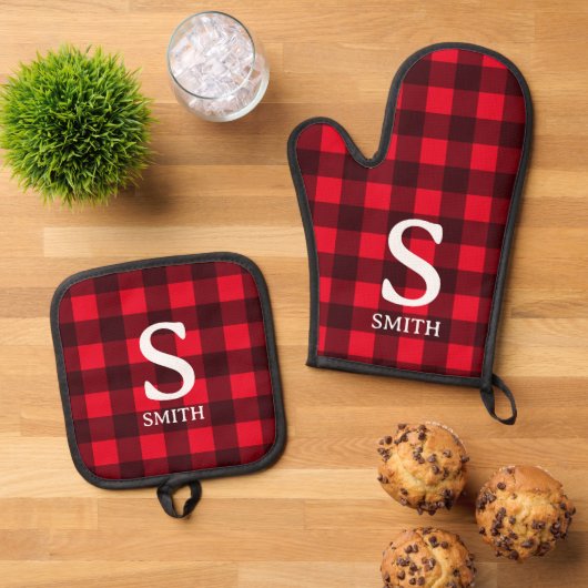 Red buffalo plaid op maat monogram ovenwant & pannenlap set (Top down)