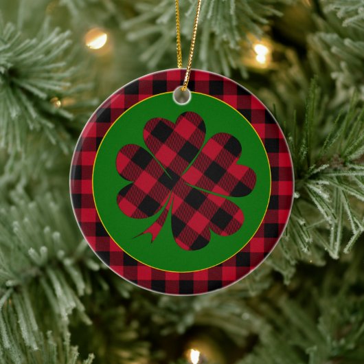 Red buffalo plaid Shamrock, Lucky Clover Charm Keramisch Ornament (Boom)