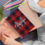 Red Buffalo Play | Persoonlijk Initiaal | Cadeau Planner<br><div class="desc">Wikkel uw dierbaren in de warmte en charme van de klassieke Red Buffalo Plaid met een persoonlijke touch. Of het nu gaat om een verjaardag,  jubileum,  of gewoon om iemand die je belangrijk vindt te shows,  dit aanpasbare geschenk maakt zeker een blijvende indruk.</div>