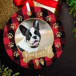 Red Buffalo Pset Pattern Gold Bow Family Foto Metalen Ornament<br><div class="desc">Voeg een luie en warme charme aan uw kerstboom toe met onze Pet-foto-metalen versiering met een luie en warme rode buffelvormige achtergrond. Cirkelfoto-lijst met een festive faux gouden boog en bot. Pas uw huisdiernaam en foto aan. Ontworpen door: Mudthology Papery</div>